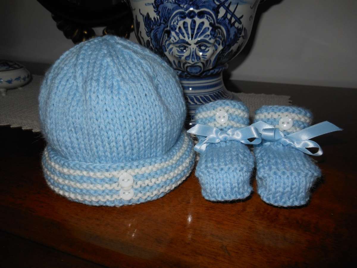 Cappellino e ciabattine ai ferri