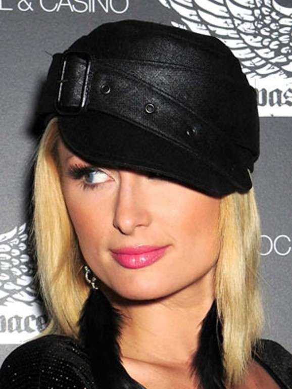 Cappello nero di Paris Hilton