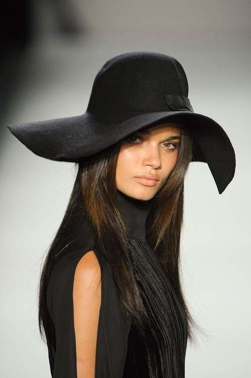 Cappello oversize stile strega