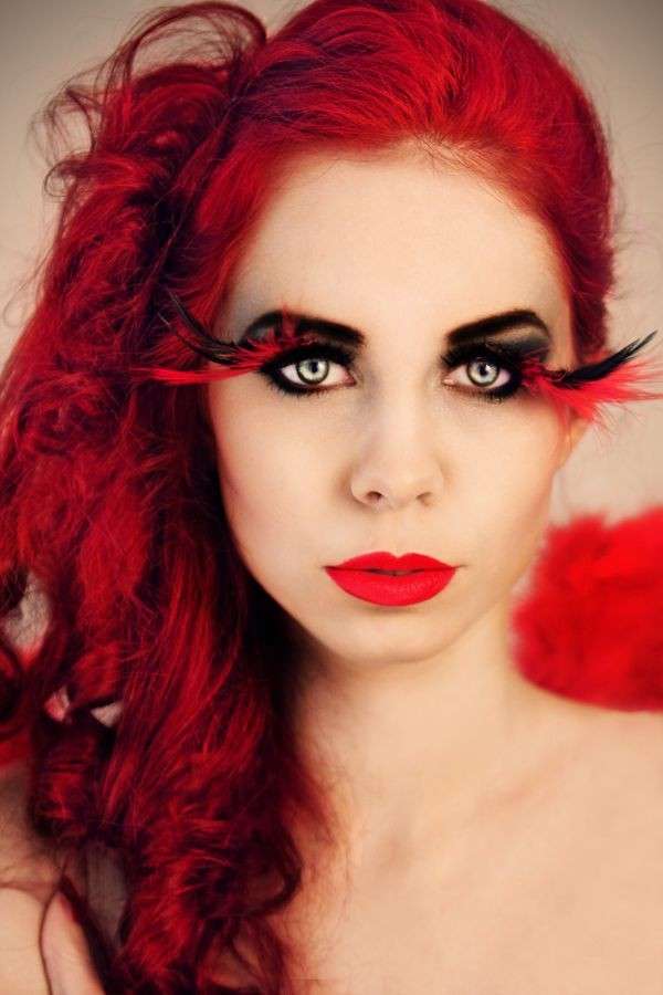 Ciglia finte rosse e nere