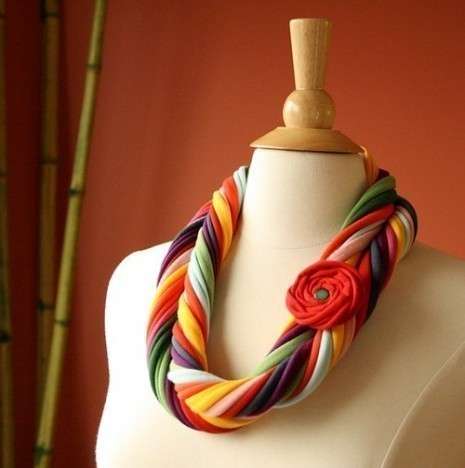 Collana multicolore con fiore