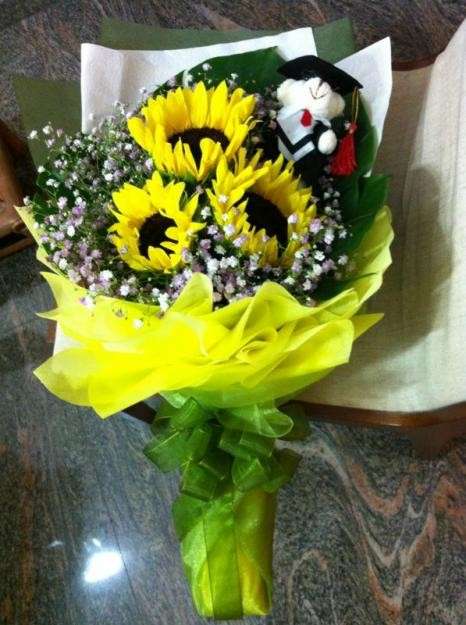 Composizione con girasoli per la laurea