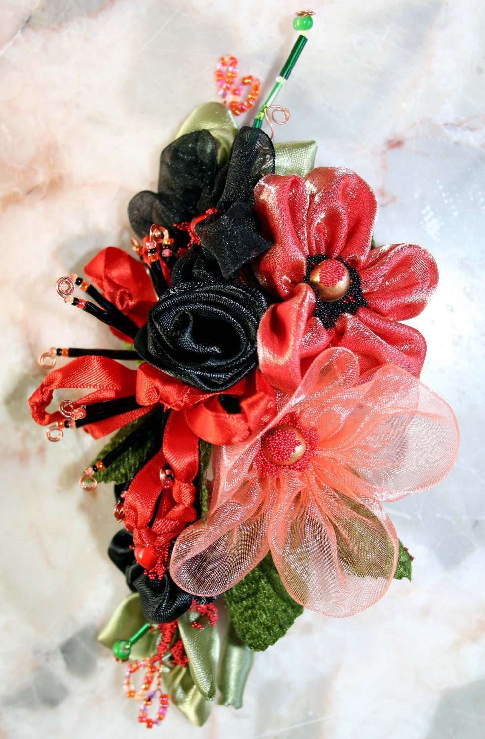 Composizione di fiori di stoffa per la laurea