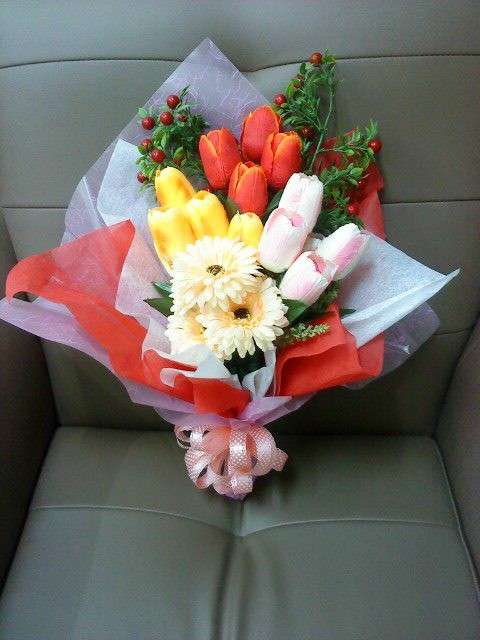 Composizione floreale con i tulipani per la laurea