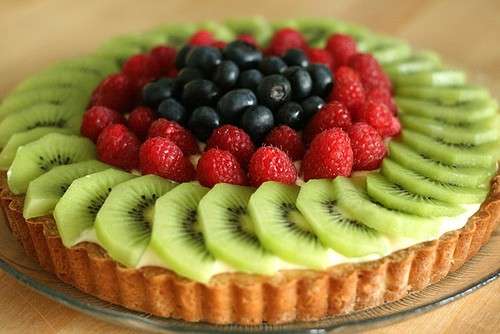 Crostata con kiwi, lamponi e ribes.