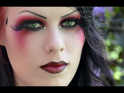 Diavoletta con trucco rosso