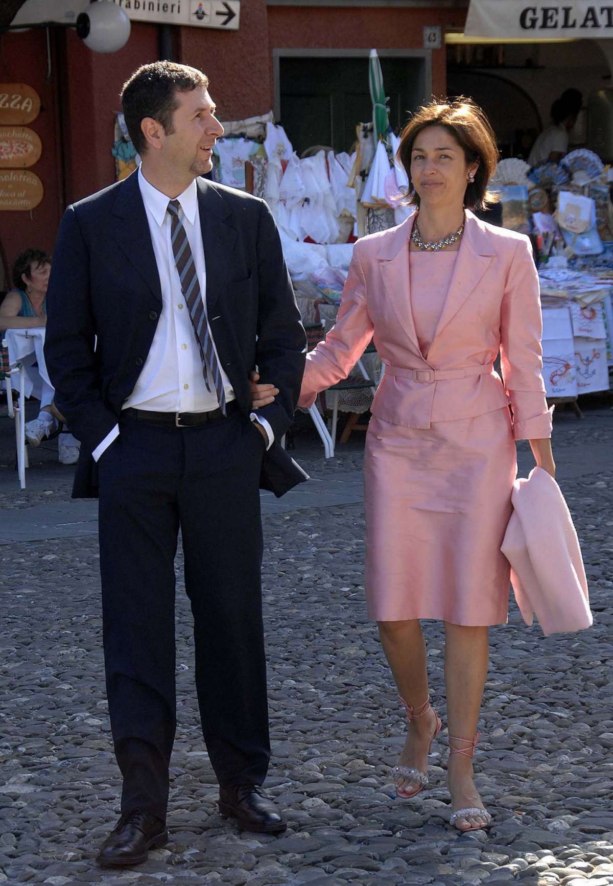 Fabio Fazio e la moglie durante una passeggiata