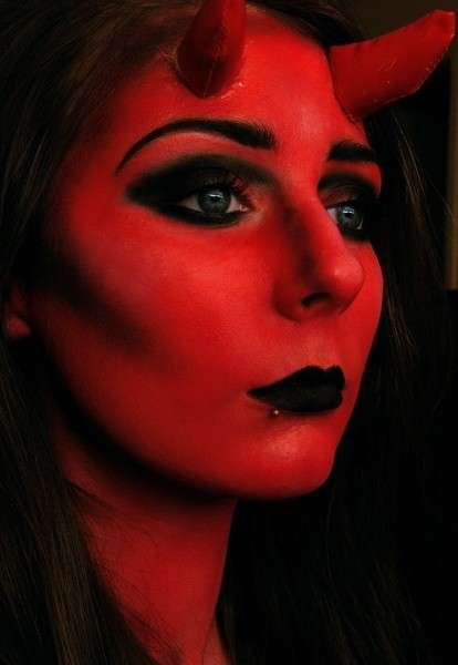 Faccia rossa per make up da diavoletta