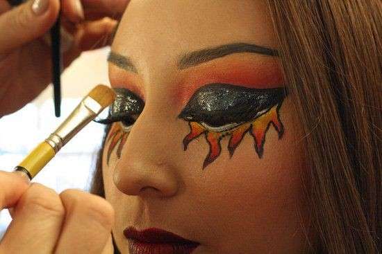 Fiamme sugli occhi per make up di carnevale