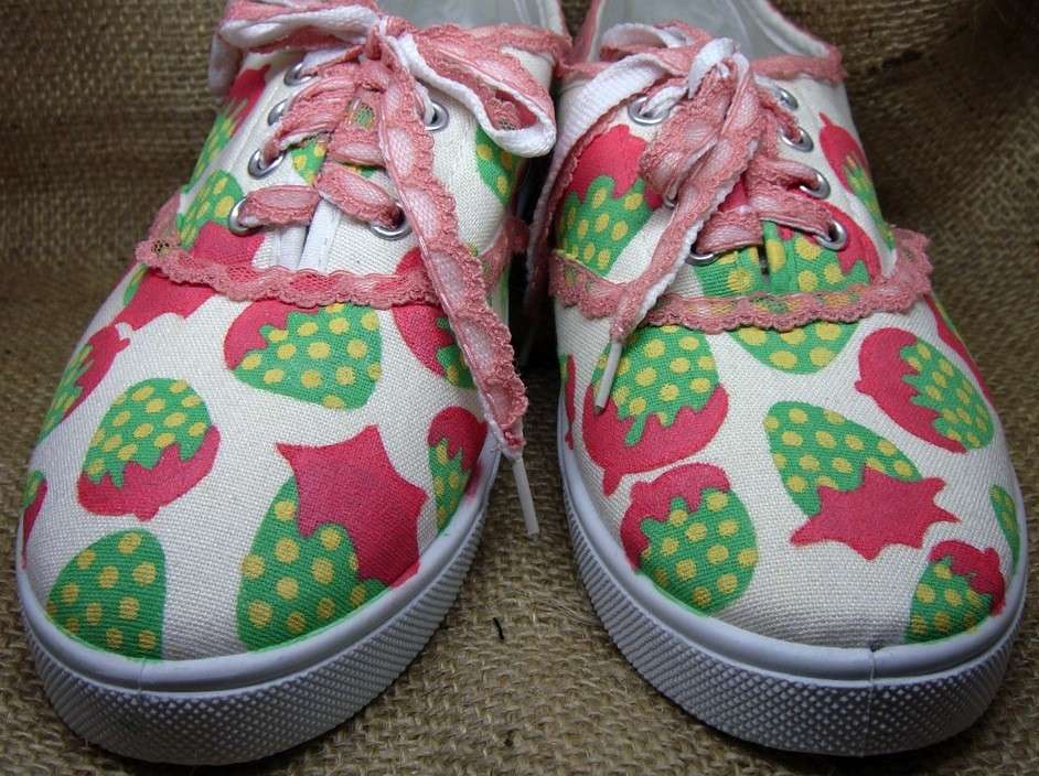 Fragole su scarpe di stoffa