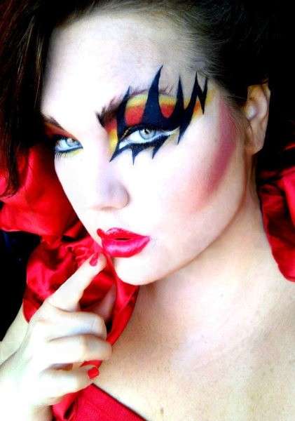 Fulmine nero sugli occhi per un make up da diavoletta