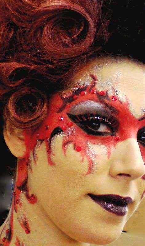 Glitter e trucco rosso da diavoletta