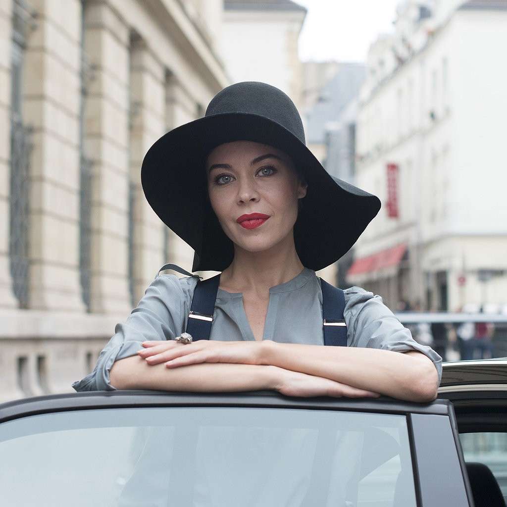 Hairstyle con cappello a tesa larga