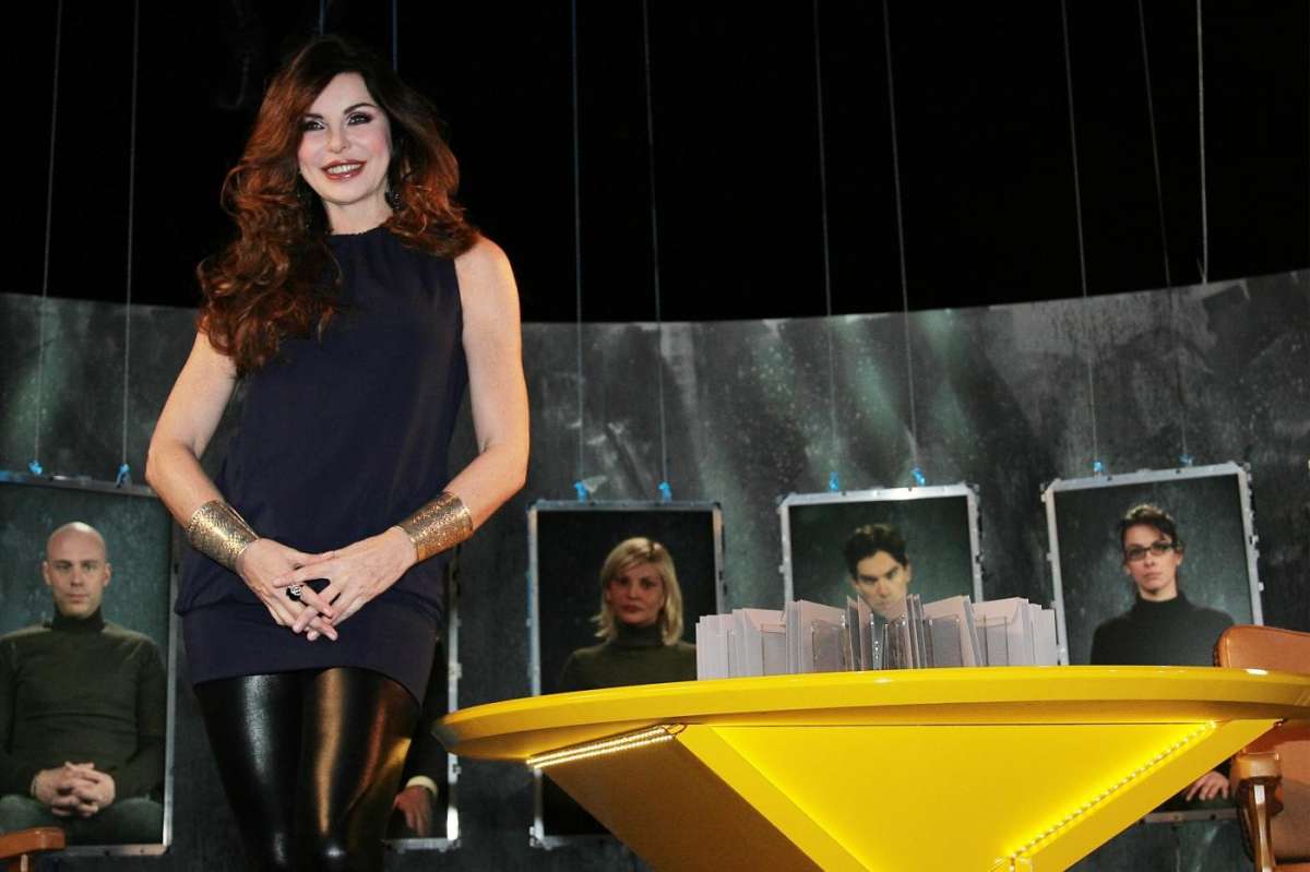 La conduttrice in uno studio tv