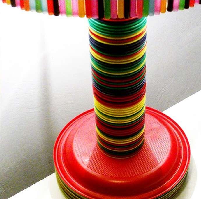 Lampada con bicchieri e piatti di plastica