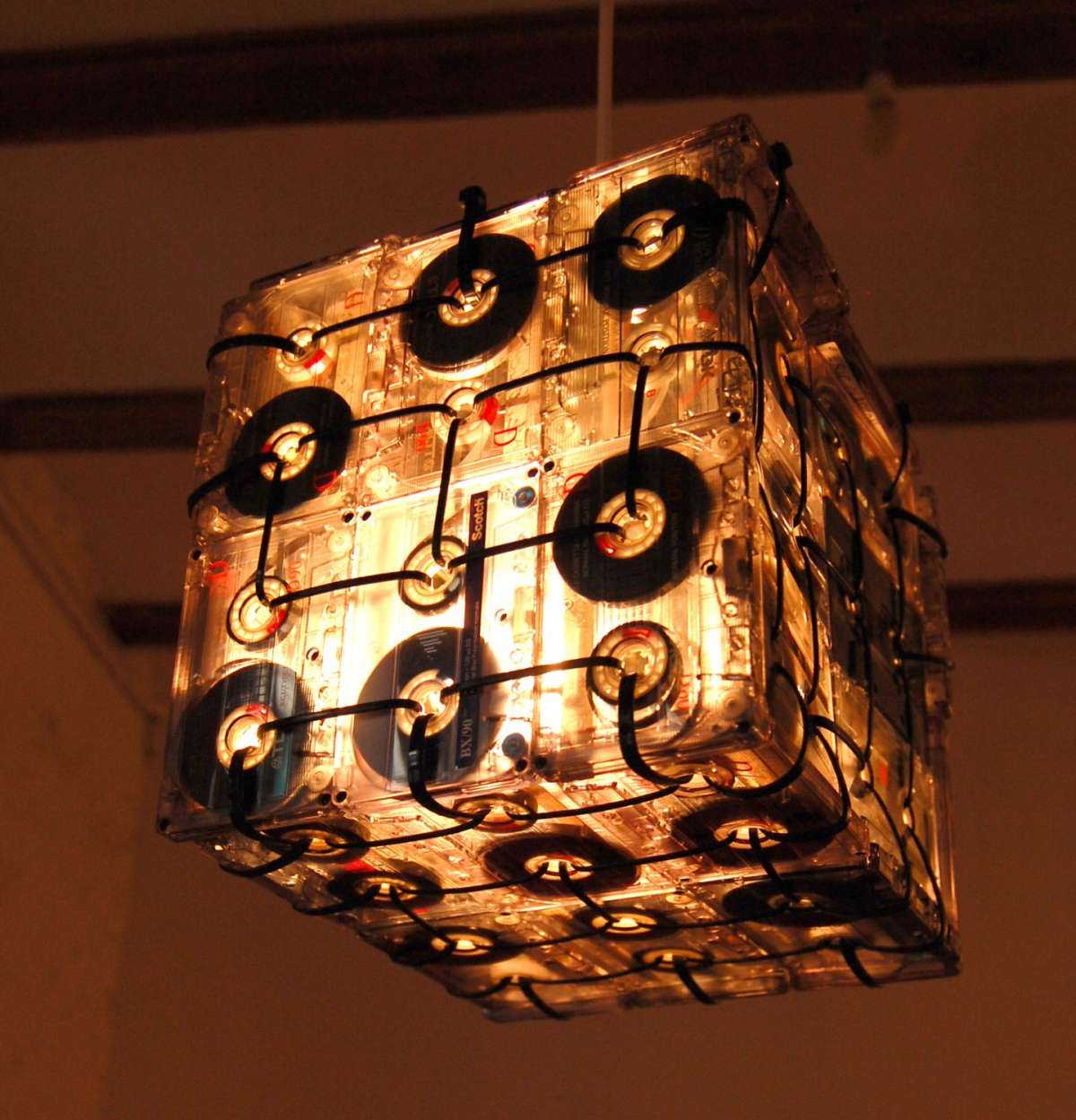 Lampadario con musicassette