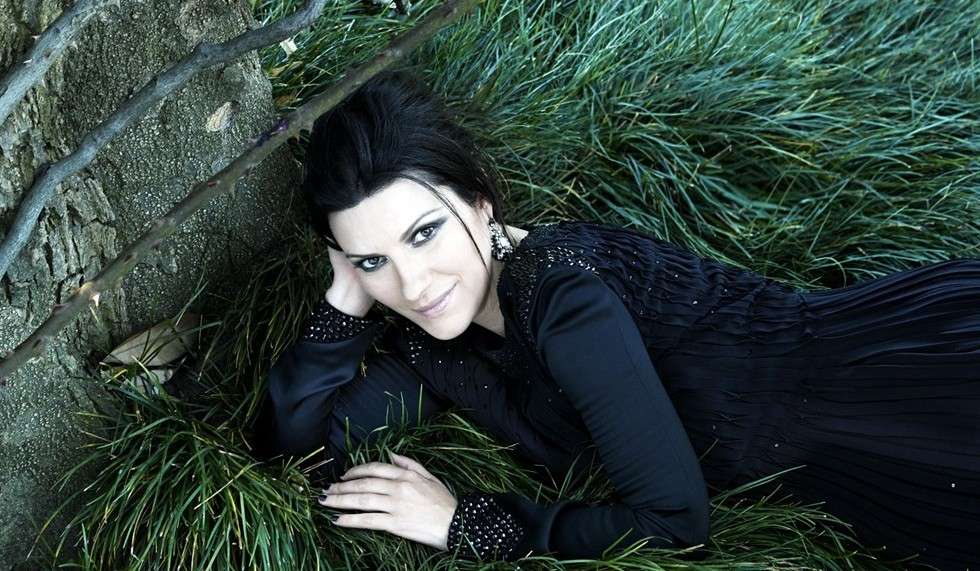 Laura Pausini in total black