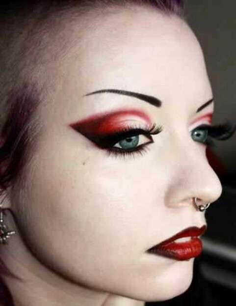 Make up per occhi rosso da diavoletta