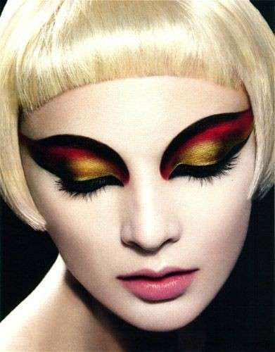 Make up rosso e oro per trucco da diavoletta