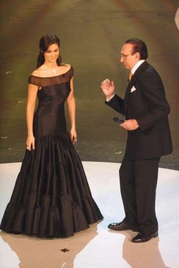 Manuela Arcuri a Sanremo nel 2002