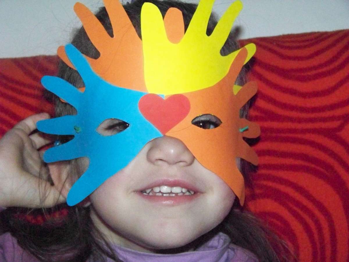Maschera colorata di carta