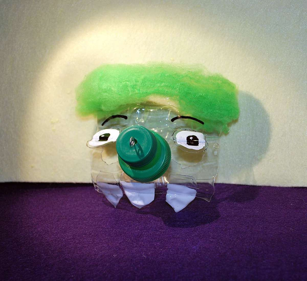 Maschera con bottiglia di plastica