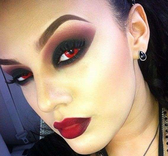 Occhi con make up bordeaux