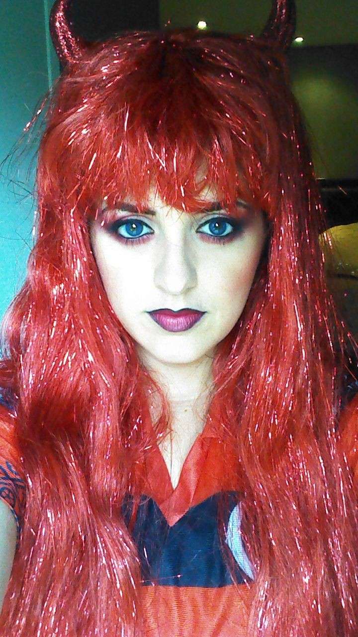 Parrucca e make up da diavoletta