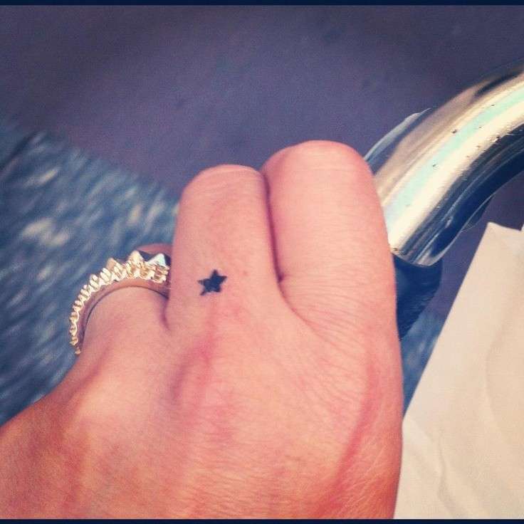 Piccola stella tatuata sul dito
