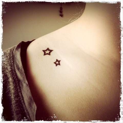 Piccole stelle tatuate