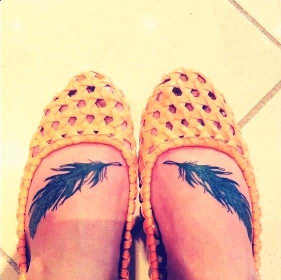 Piume tatuate su collo del piede