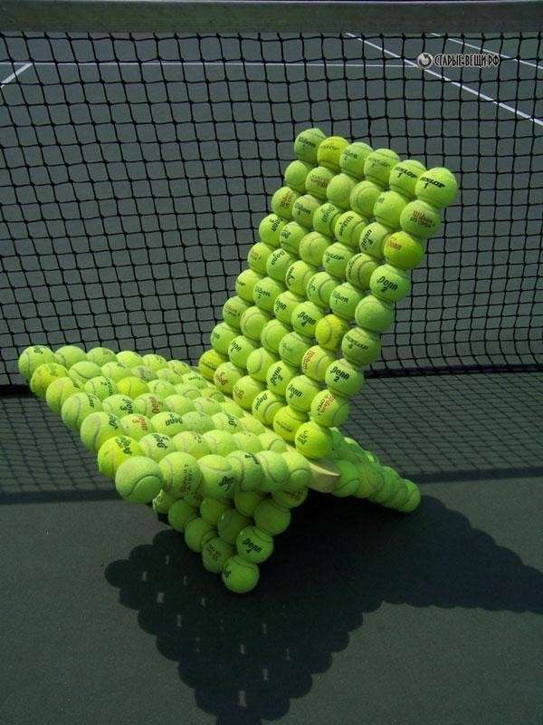 Sedia con palle da tennis