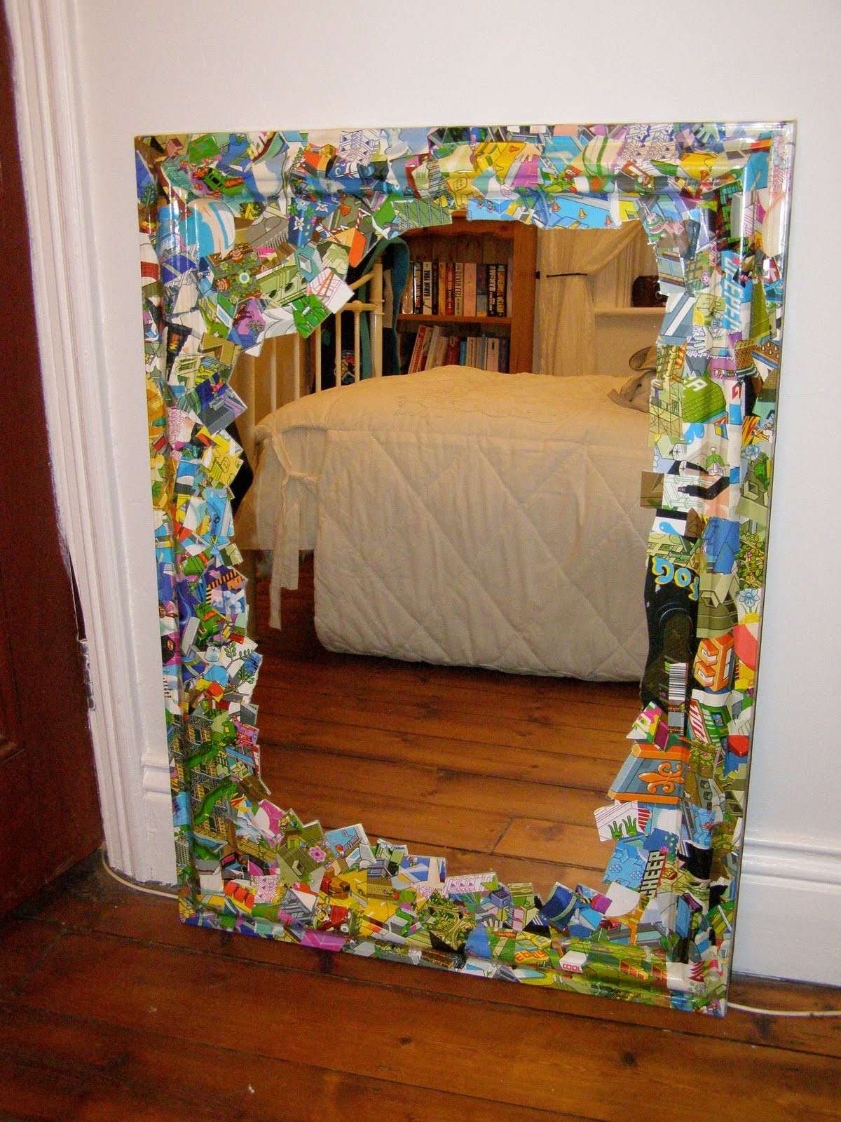 Specchio con ritagli di carta