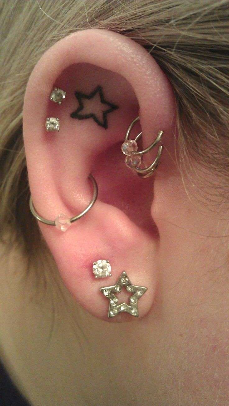 Stella tatuata nell'orecchio