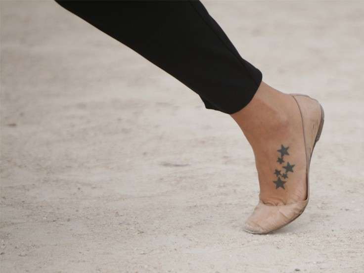 Stelline nere tatuate sul piede