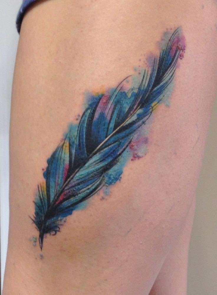 Tatto con piuma colorata