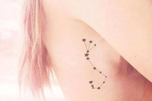 Tattoo con costellazione di stelle