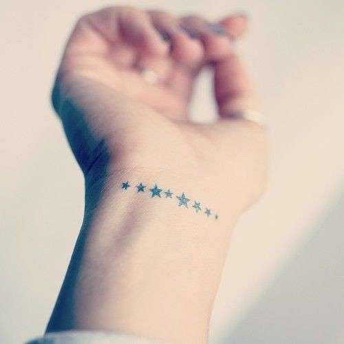 Tattoo con piccole stelle sul polso