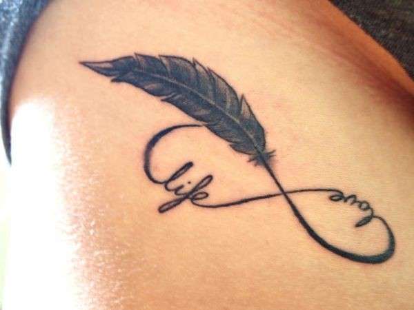 Tattoo con piuma e infinito