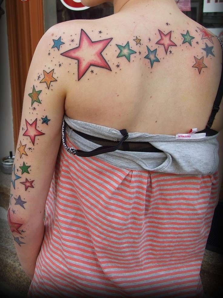 Tattoo con stelle su braccio e schiena