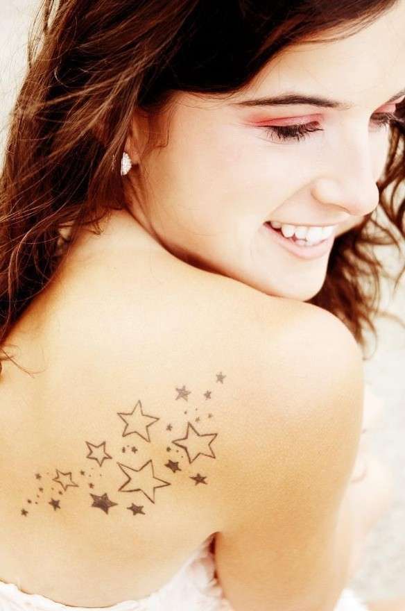 Tattoo con stelle sulla schiena