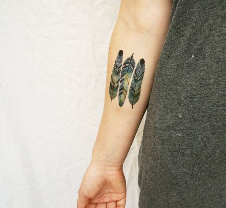 Tattoo con tre piume colorate