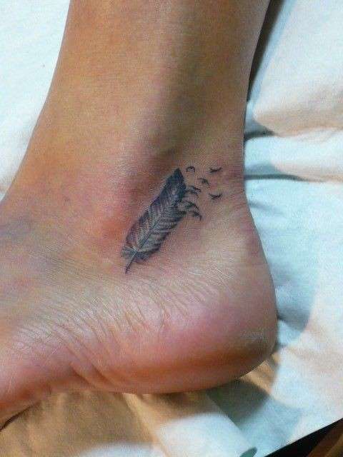 Tattoo su caviglia con piuma e rondini