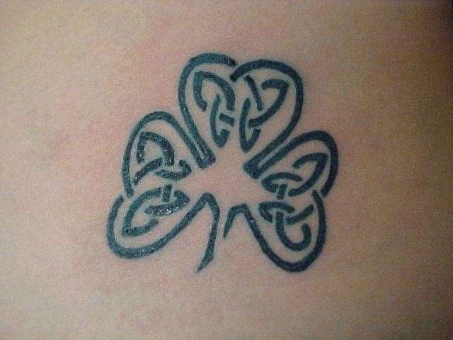 Tatuaggio celtico trifoglio