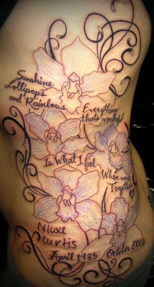 Tatuaggio con fiori e dediche