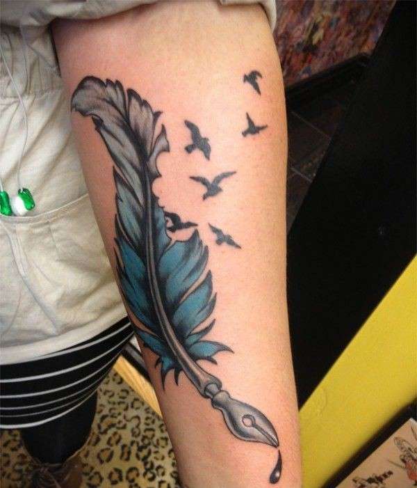 Tatuaggio con piuma blu