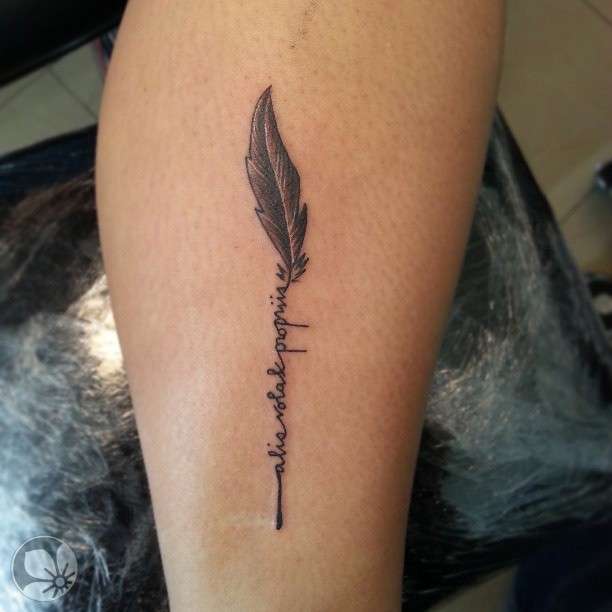 Tatuaggio con piuma che scrive