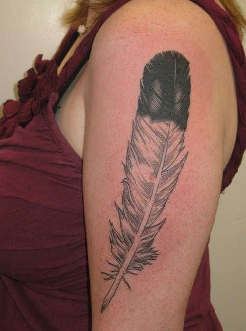 Tatuaggio con piuma d'aquila su braccio