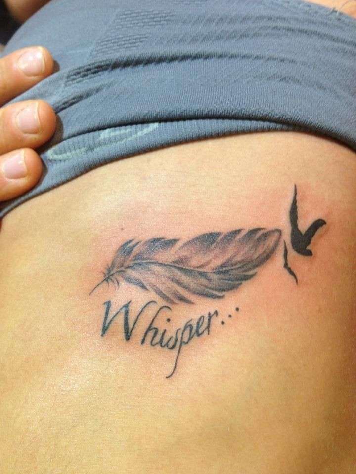 Tatuaggio con piuma e scritta