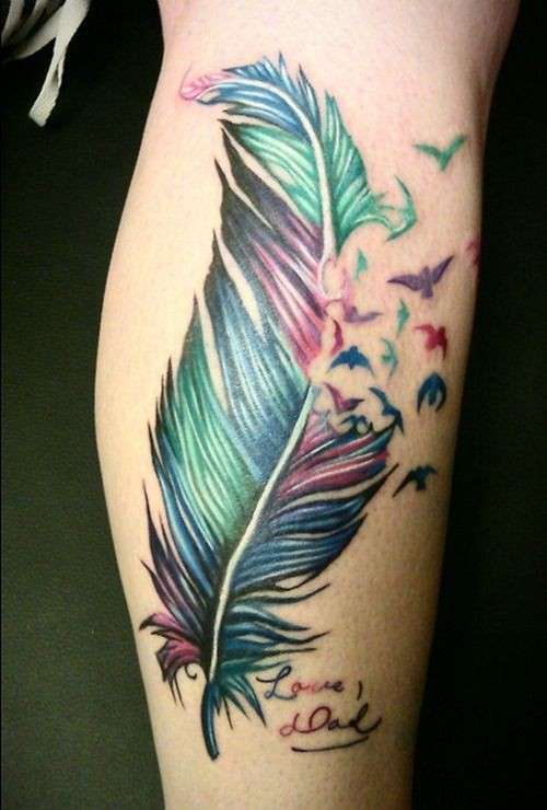 Tatuaggio con piuma multicolor